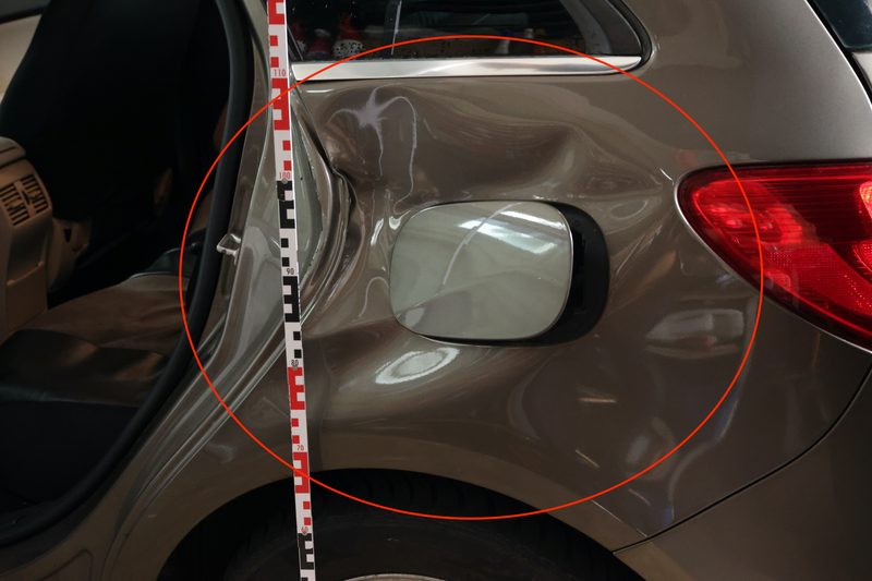 Opel Heckdelle mit Messlatte